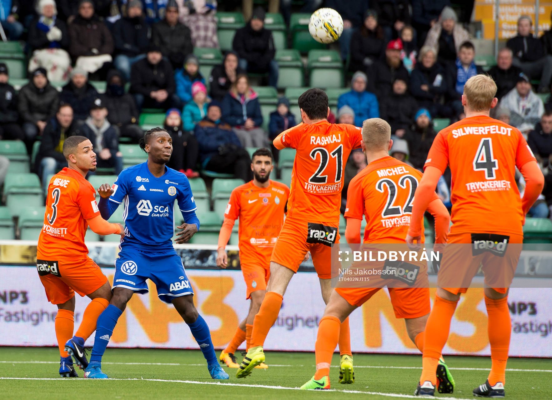 Sundsvalls Peter Wilson ensam mot AFC Eskilstunas Jernade