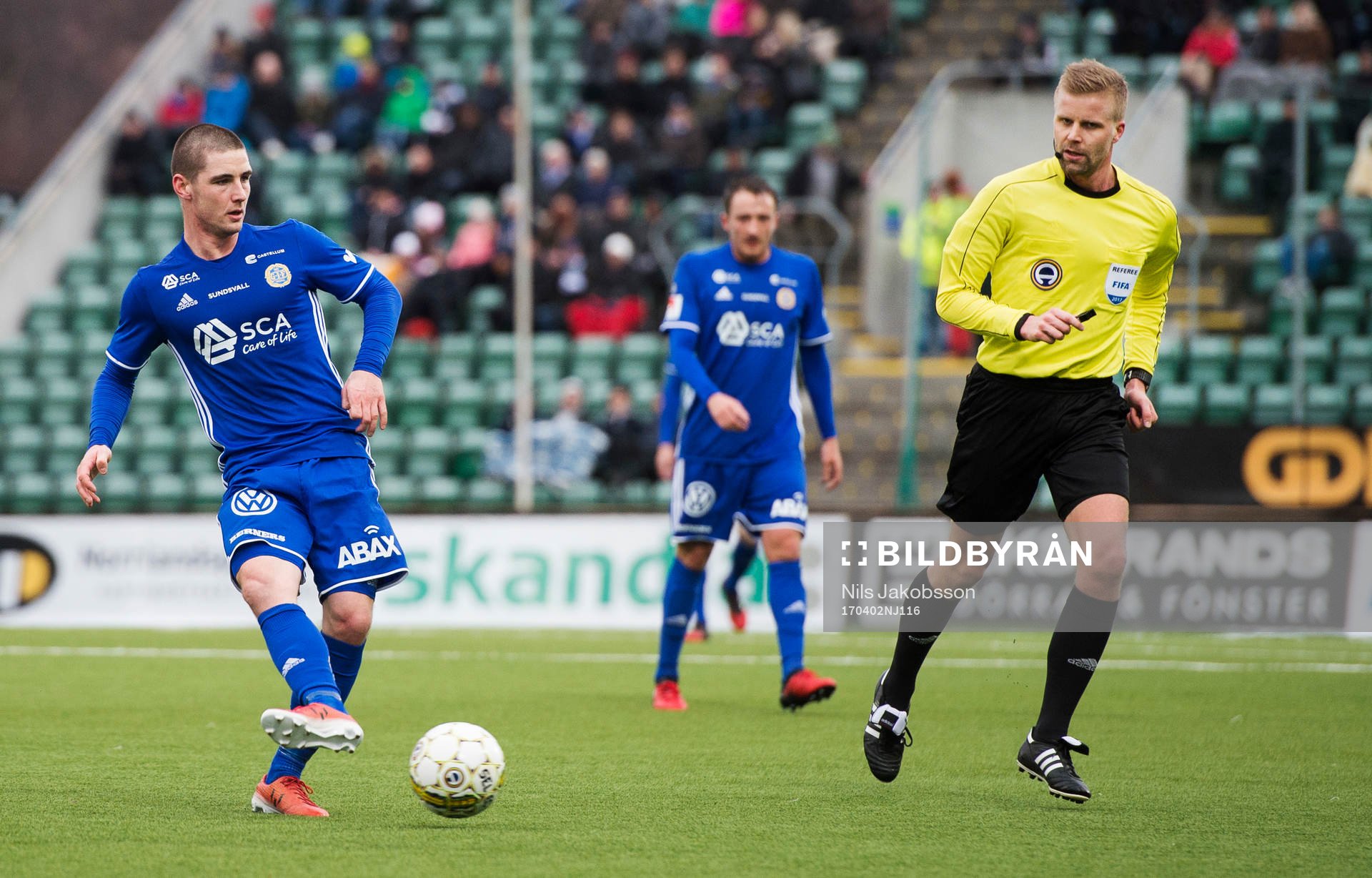 Sundsvalls Kristinn Freyr Sigurdsson och domare Glenn