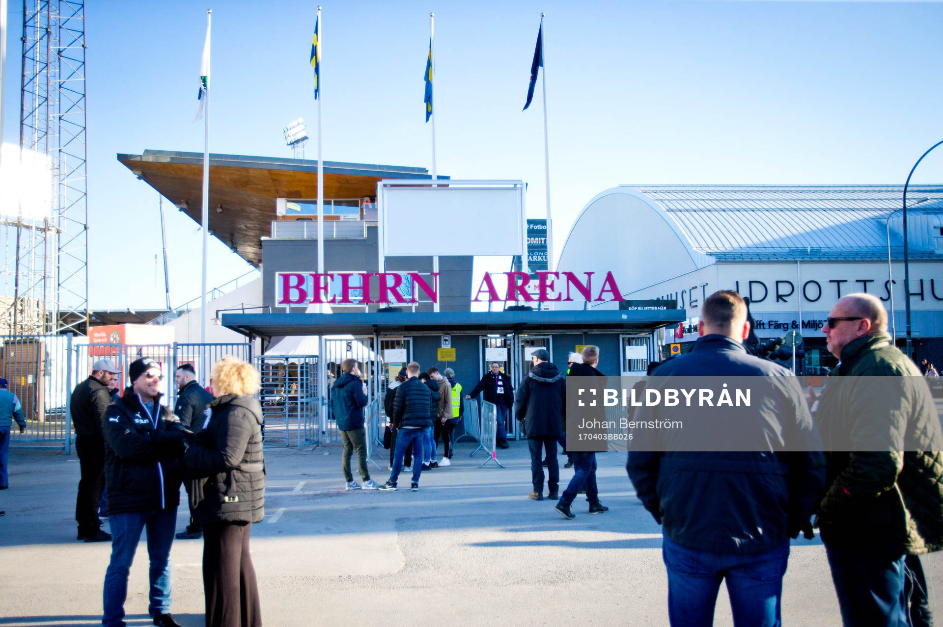 Örebrosupportrar utanför entrén till Behrn Arena