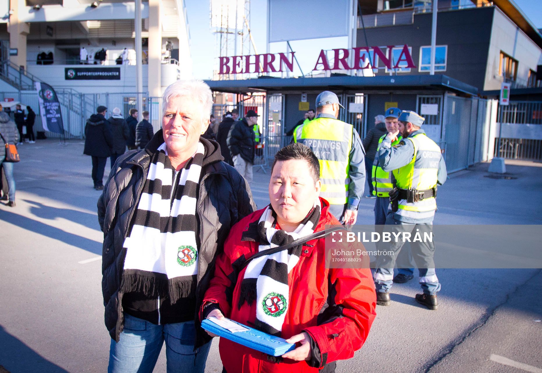 Örebrosupportrar utanför entrén till Behrn Arena