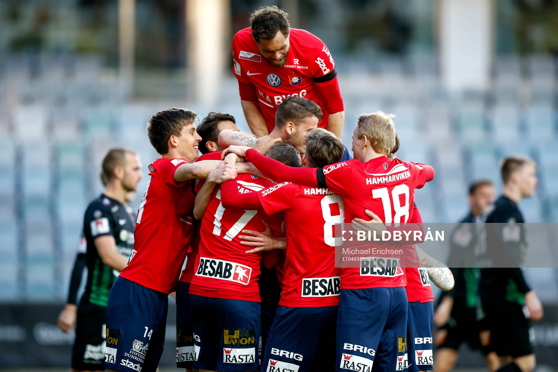 Örgrytes Johan Hammar jublar med lagkamrater efter 1-0 under fotbollsmatchen i Superettan mellan Örgryte och Varberg den 3 april 2017 i Göteborg.