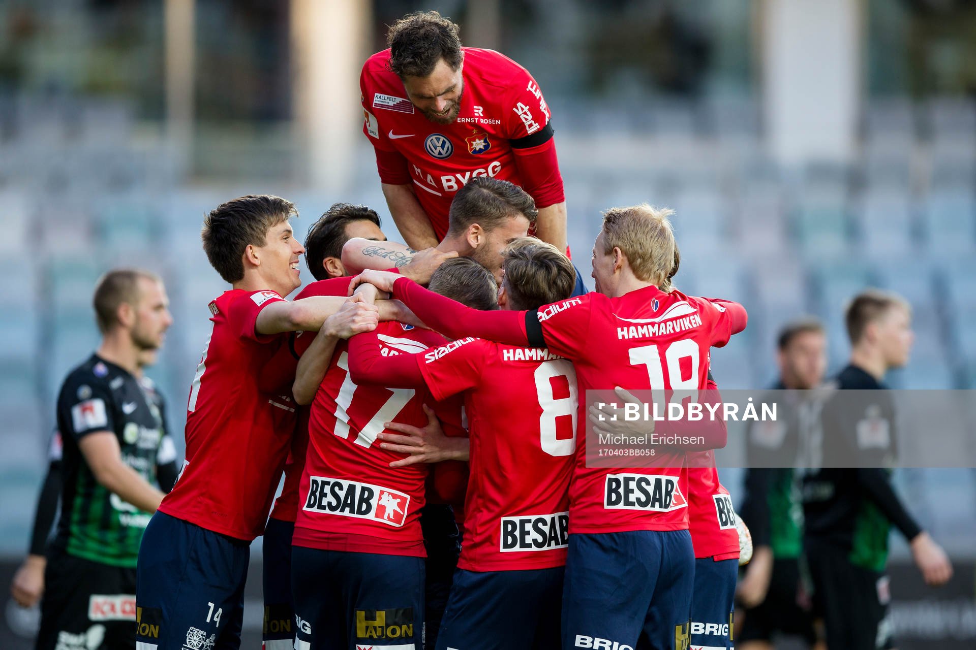 Örgrytes Johan Hammar jublar och omfamnas efter att ha gjort 1-0 under fotbollsmatchen i Superettan mellan Örgryte och Varberg den 3 april 2017 i Göteborg.