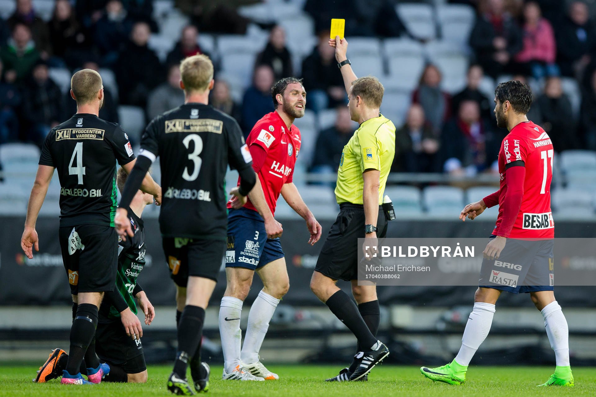 Örgrytes Johan Elmander får en varning