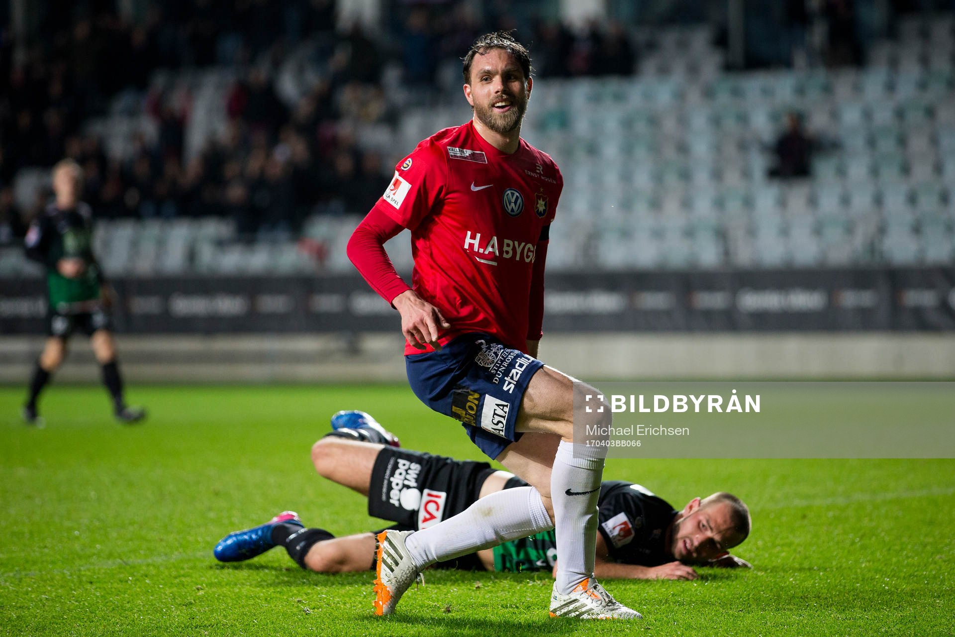 Örgrytes Johan Elmander jublar