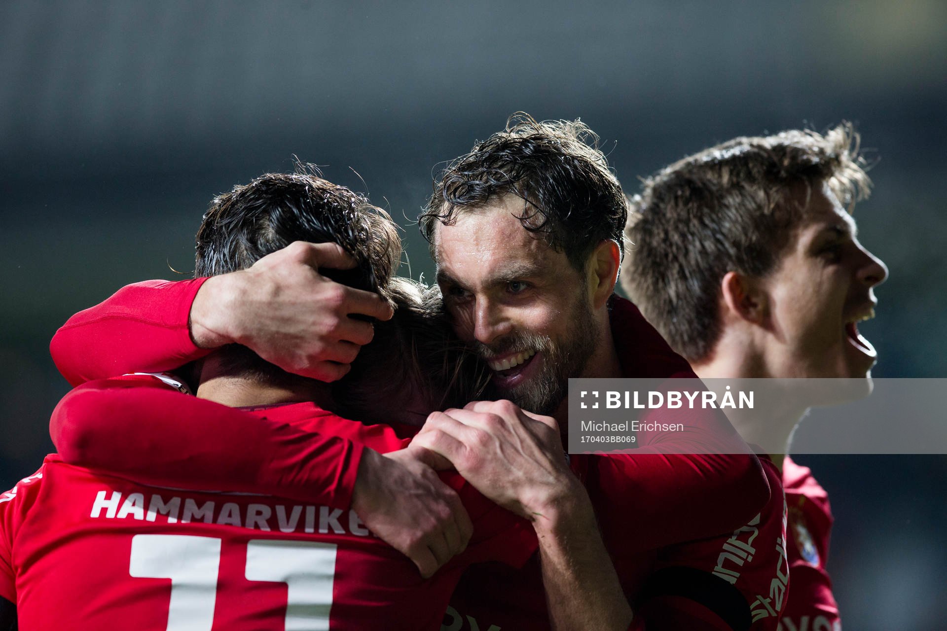 Örgrytes Johan Elmander jublaroch omfamnas