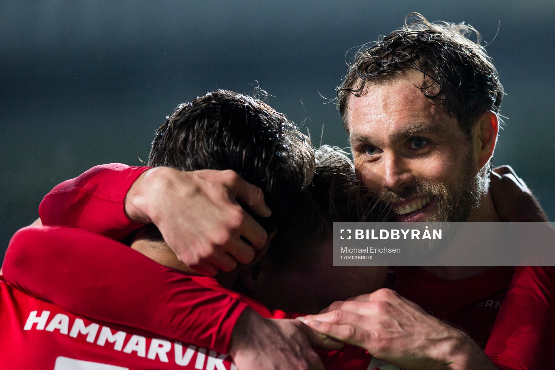 Örgrytes Johan Elmander jublaroch omfamnas