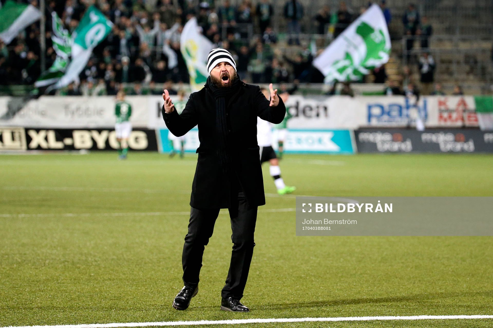 Örebros tränare Alexander Axén jublar