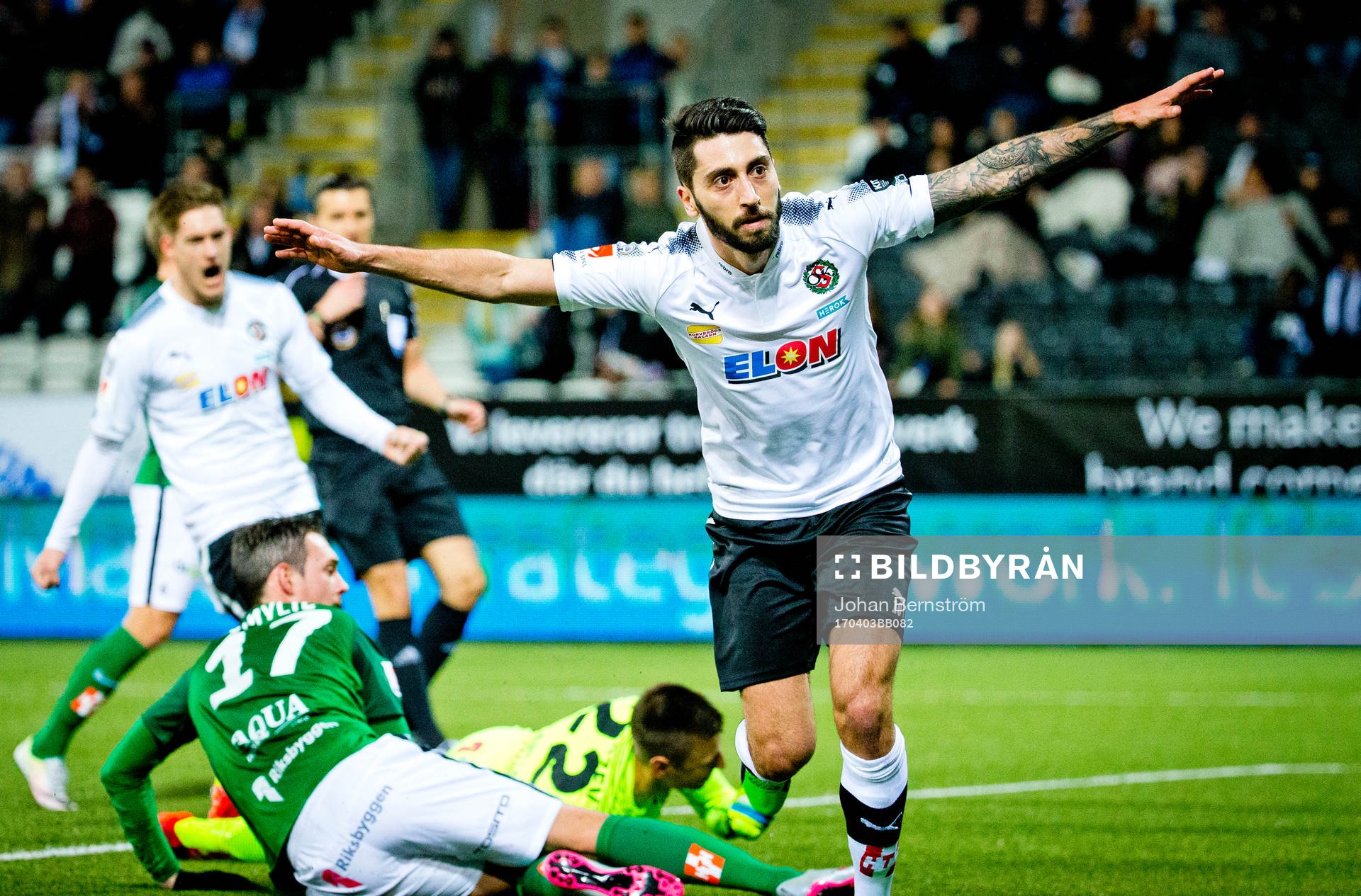 Örebros Nahir Besara gör 2-1 och jublar och Jönköpings