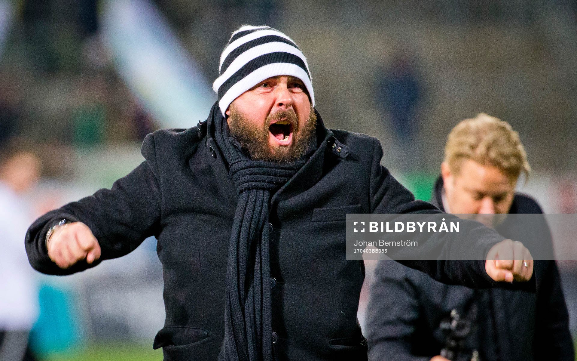 Örebros tränare Alexander Axén jublar