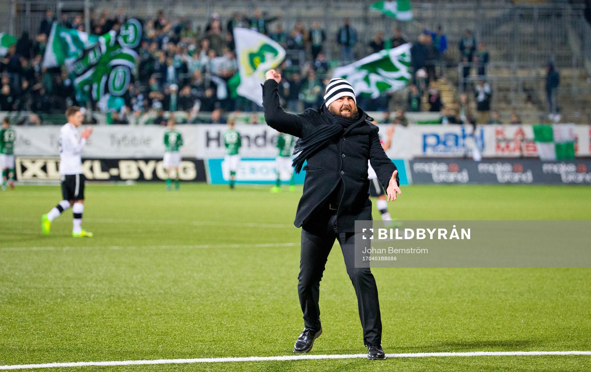 Örebros tränare Alexander Axén jublar