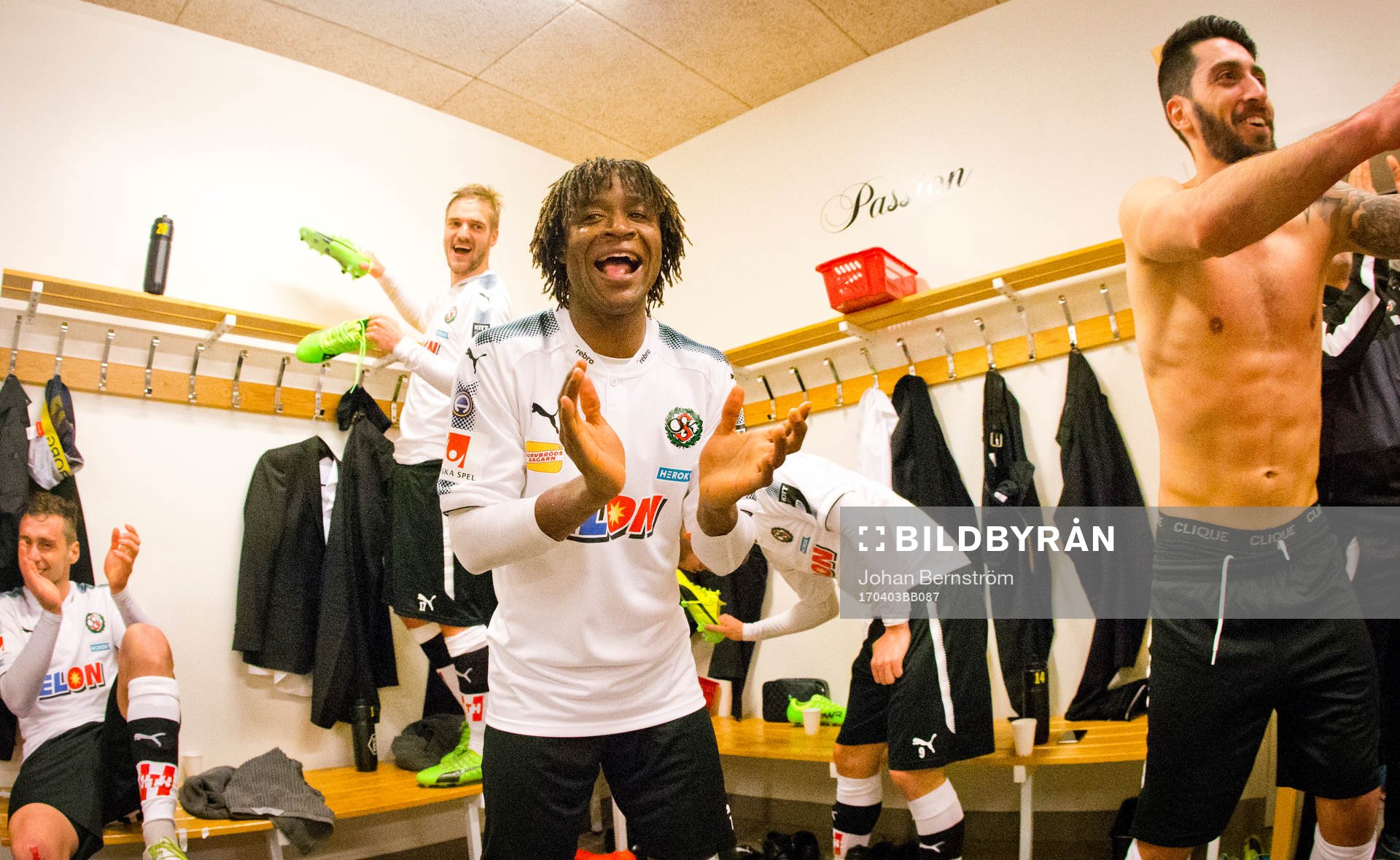 Örebros Kennedy Igboananike och Nahir Besara jublar i