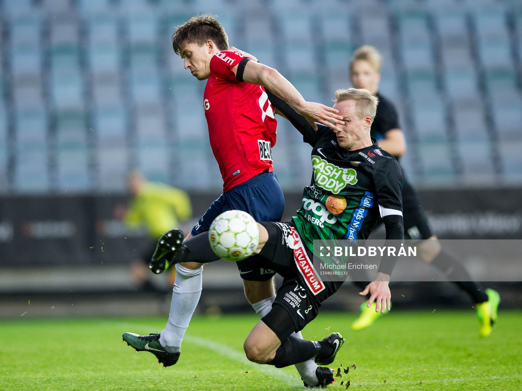 Varbergs Pär Asp glidtacklar Örgrytes Daniel Paulson