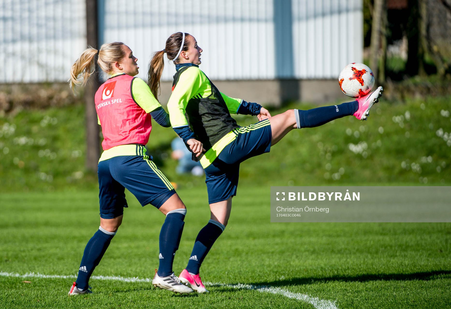 Kosovare Asllani med bollen