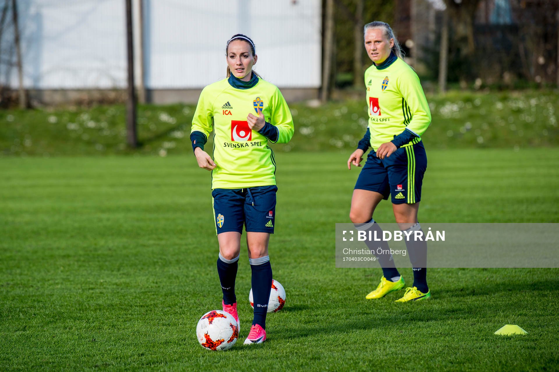 Kosovare Asllani och Stina Blackstenius