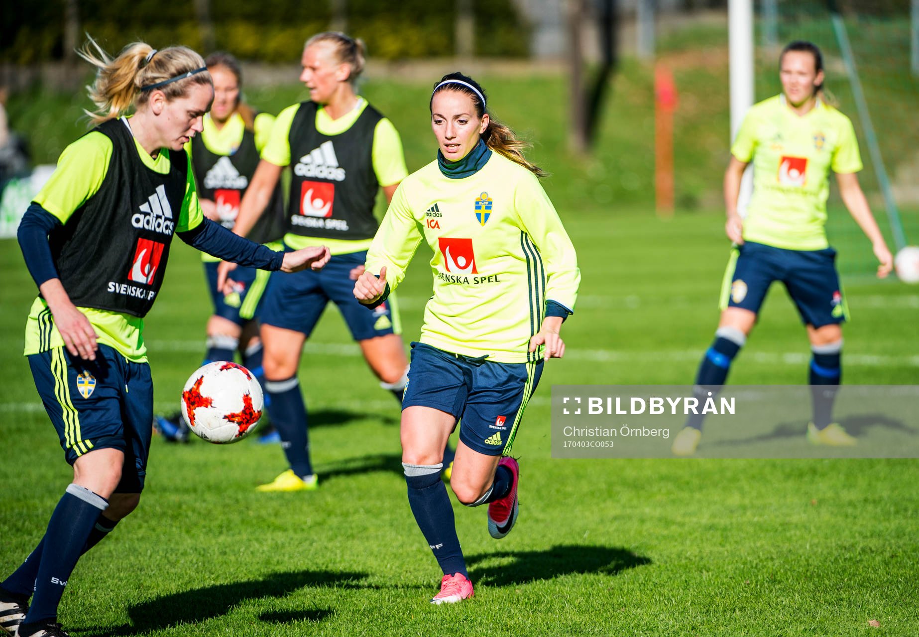 Kosovare Asllani med siktet på bollen under en träning med det svenska damlandslaget i fotboll den 3 april 2017 i Trelleborg.