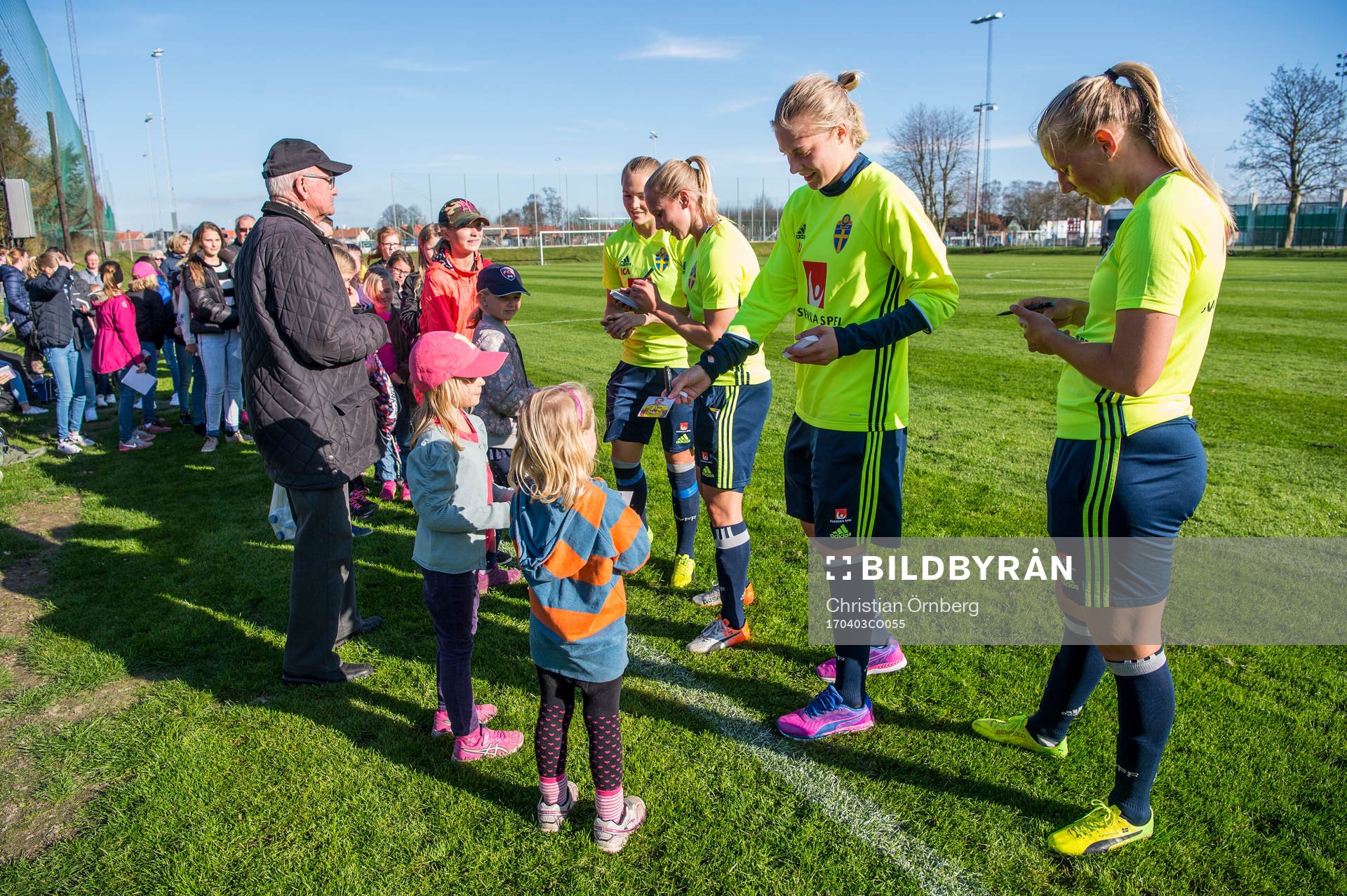 Spelarna träffar de unga fansen och skriver autografer