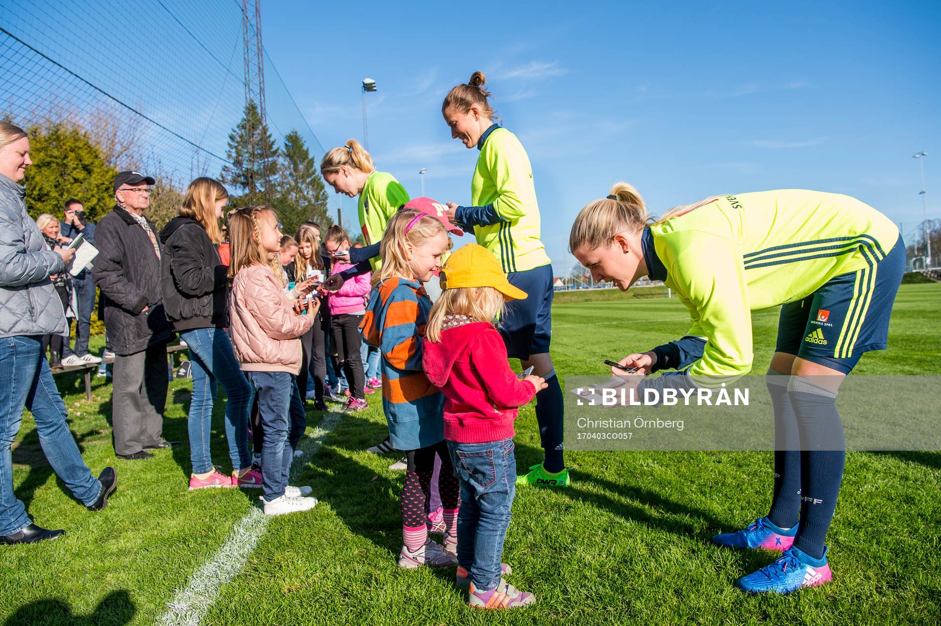 Spelarna träffar de unga fansen och skriver autografer