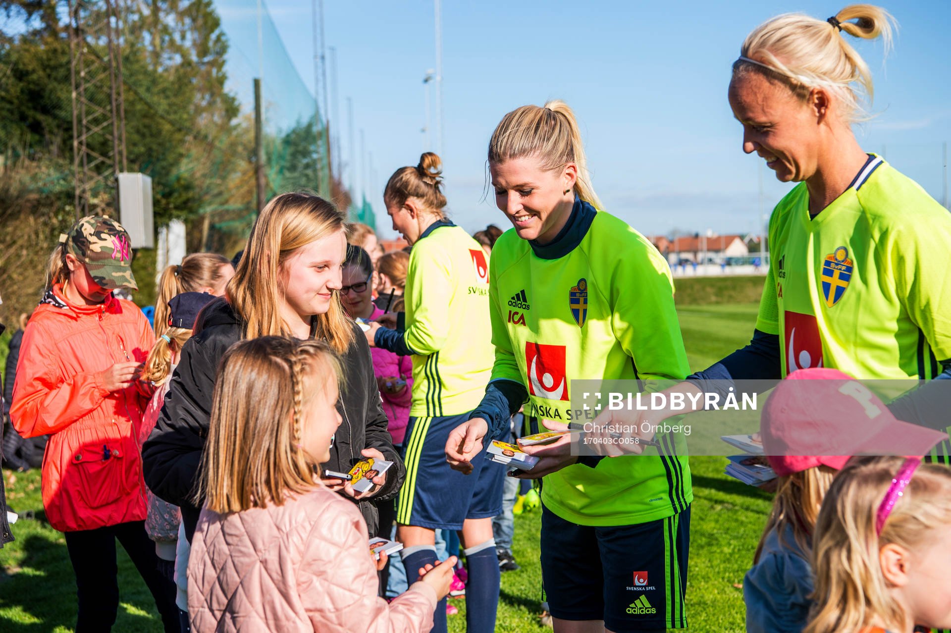 Spelarna träffar de unga fansen och skriver autografer