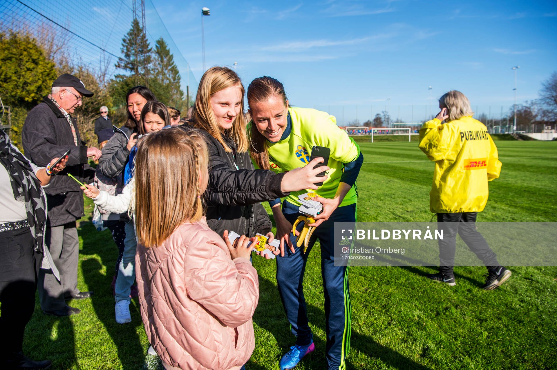 Lotta Schelin träffar de unga fansen och skriver autografer
