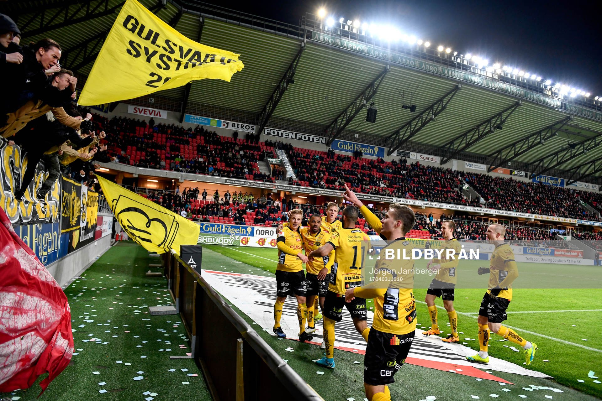 Elfsborgs Per Frick jublar med lagkamrater efter 1-1 under fotbollsmatchen i Allsvenskan mellan Kalmar och Elfsborg den 3 april 2017 i Kalmar.