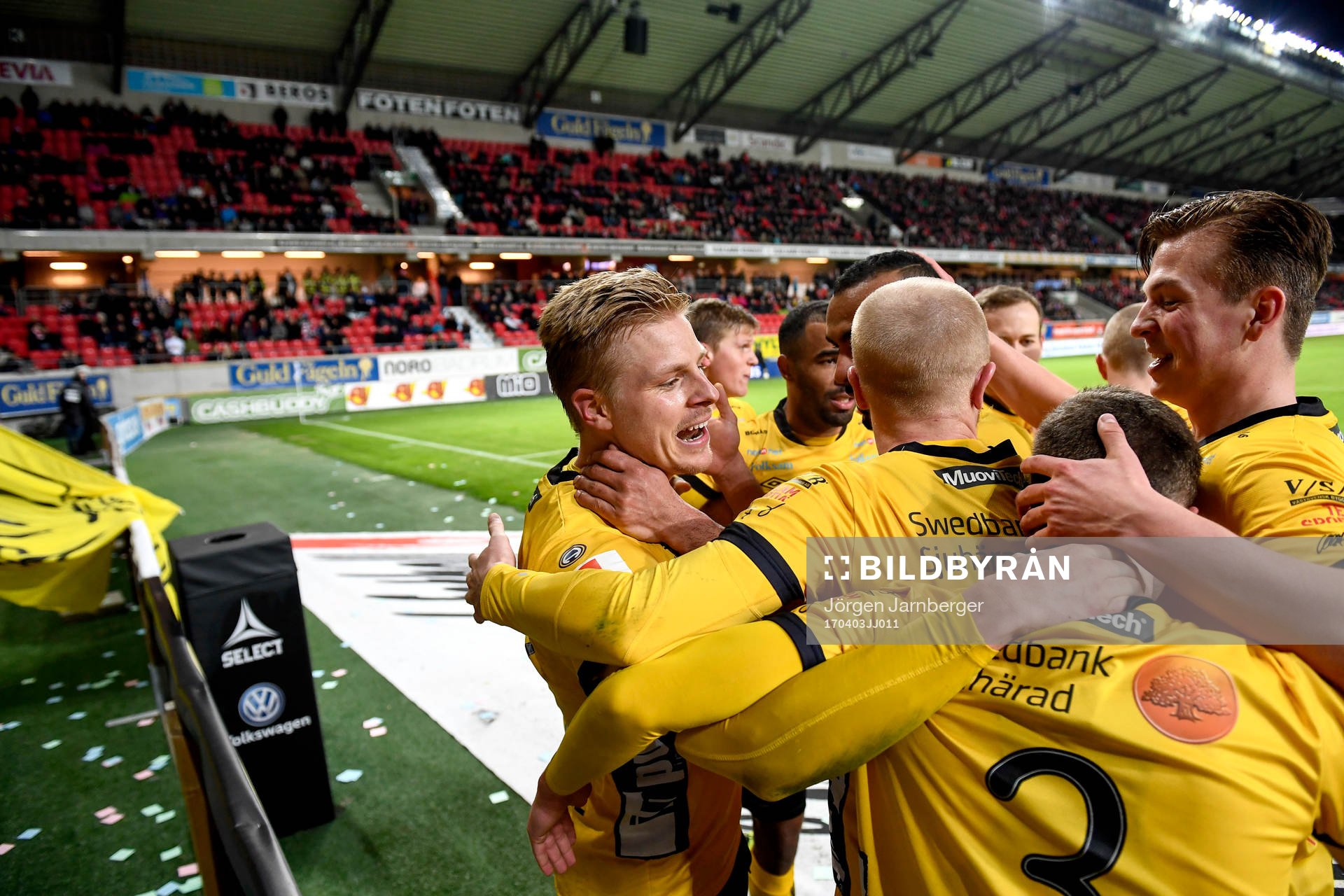 Elfsborgs Per Frick jublar med lagkamrater