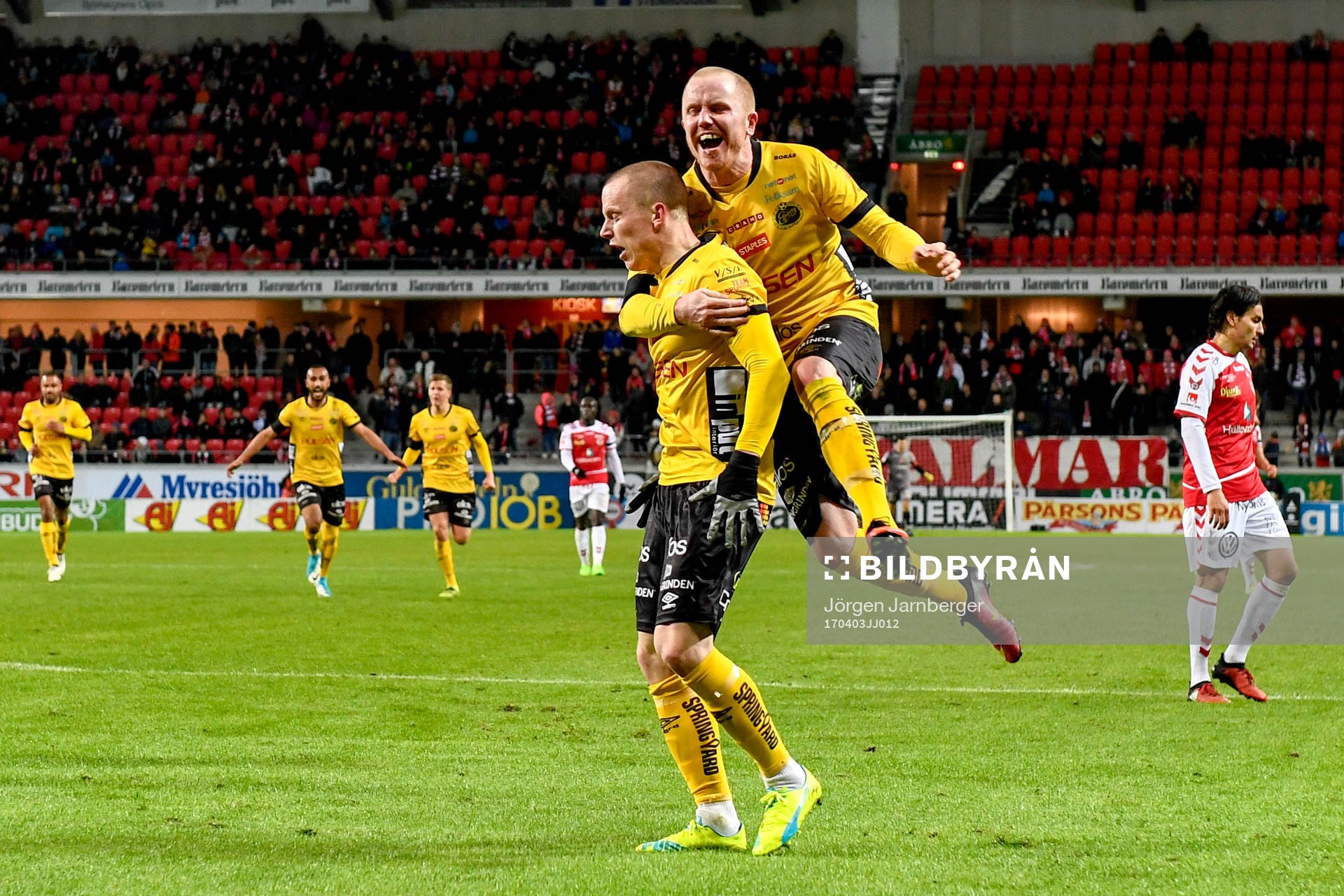Elfsborgs Daniel Gustavsson och Simon Lundevall jublar