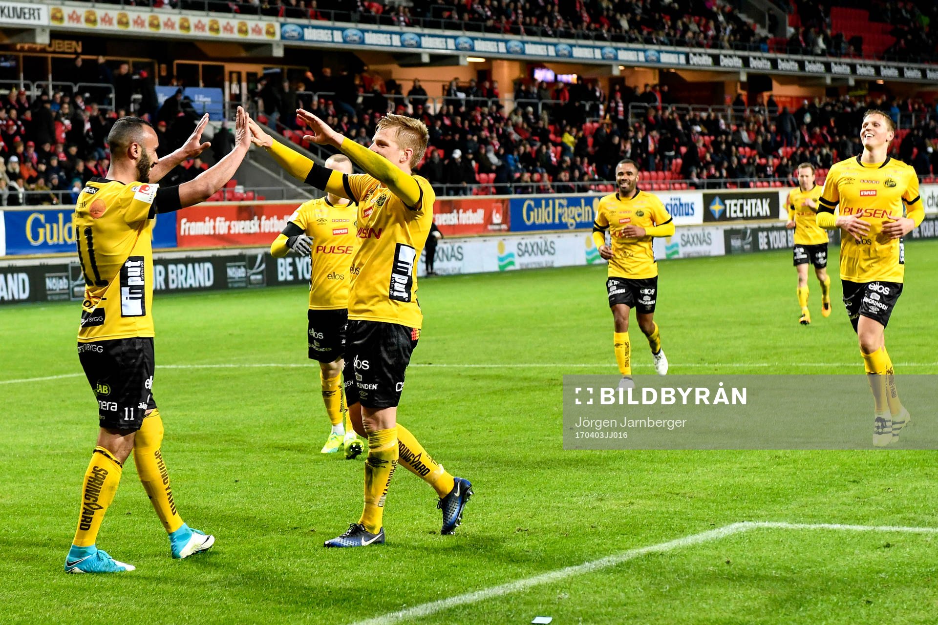 Elfsborgs Issam Jebali jublar med Per Frick efter 1-5 under fotbollsmatchen i Allsvenskan mellan Kalmar och Elfsborg den 3 april 2017 i Kalmar.