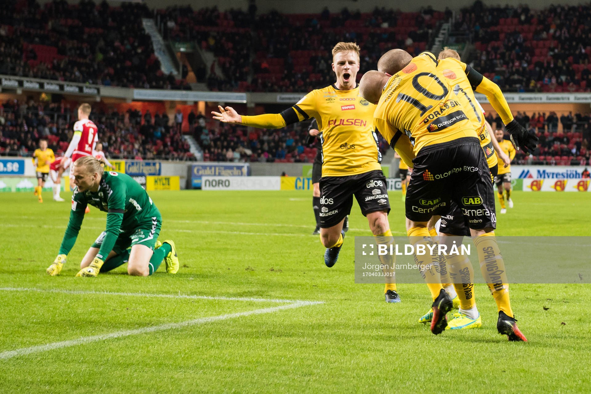 Elfsborgs Daniel Gustavsson (skymd i bild) jublar