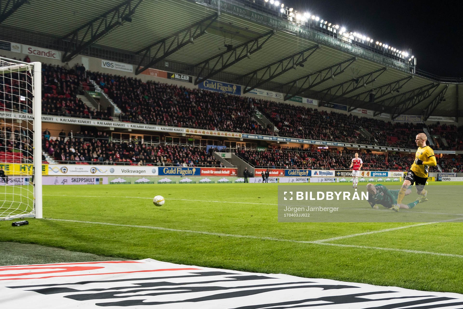 Elfsborgs Daniel Gustavsson gör mål bakom Kalmars målvakt Ole Söderberg under fotbollsmatchen i Allsvenskan mellan Kalmar och Elfsborg den 3 april 2017 i Kalmar.