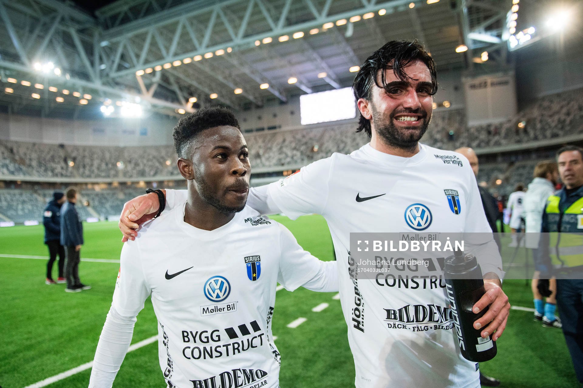 Sirius Kingsley Kofi Sarfo och Alexander Nilsson jublar efter fotbollsmatchen i Allsvenskan mellan Djurgården och Sirius den 3 april 2017 i Stockholm.