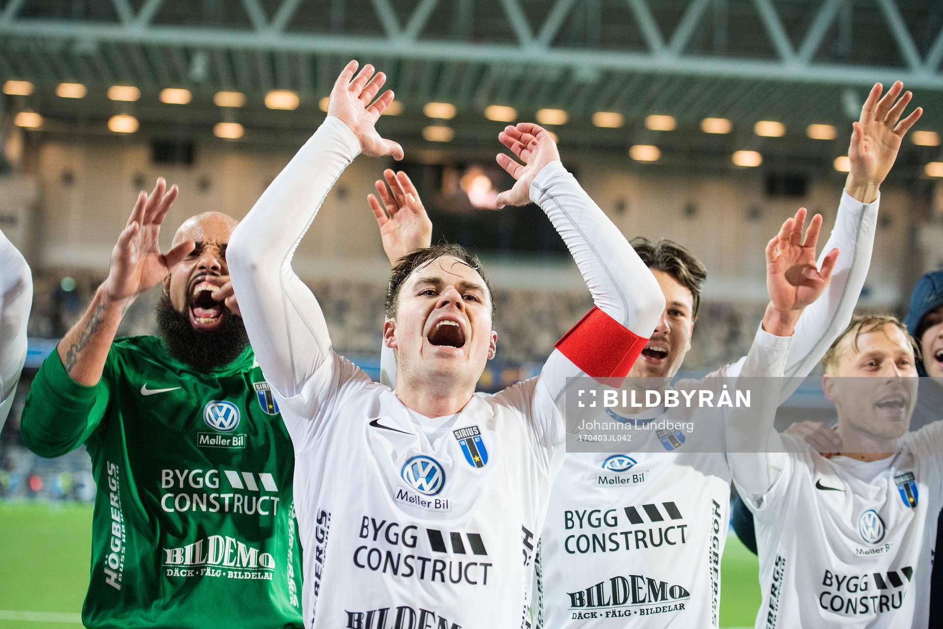 Sirius Niklas Busch Thor och målvakt Joshua Wicks jublar efter fotbollsmatchen i Allsvenskan mellan Djurgården och Sirius den 3 april 2017 i Stockholm.