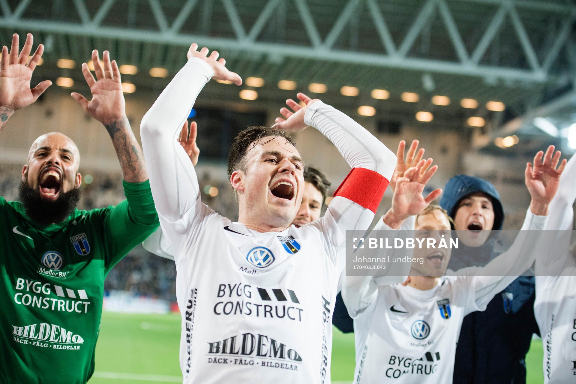 Sirius Niklas Busch Thor och målvakt Joshua Wicks jublar efter fotbollsmatchen i Allsvenskan mellan Djurgården och Sirius den 3 april 2017 i Stockholm.