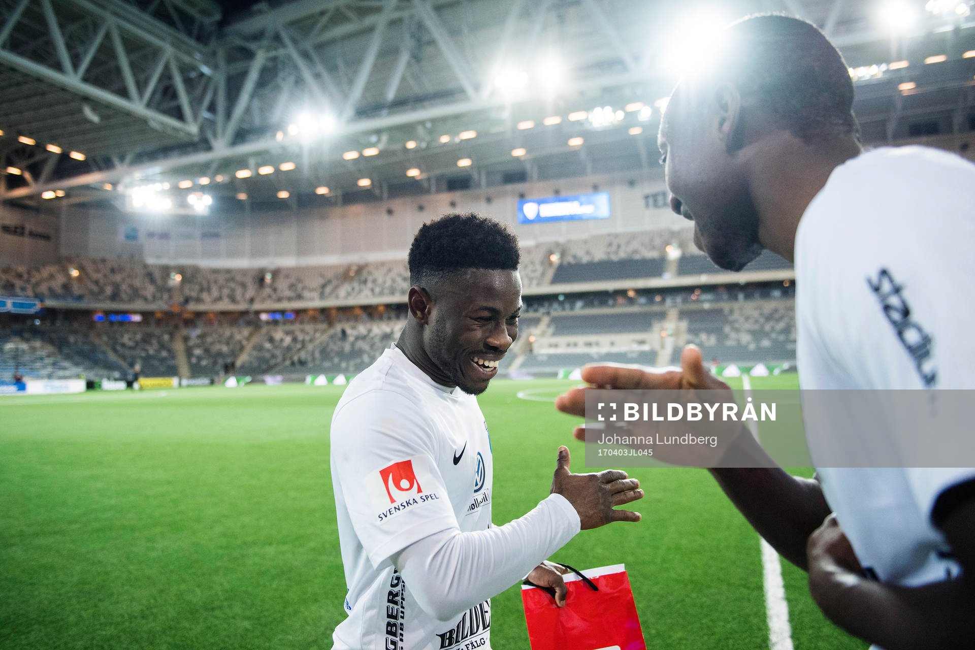 Sirius Kingsley Kofi Sarfo jublar med Moses Ogbu efter fotbollsmatchen i Allsvenskan mellan Djurgården och Sirius den 3 april 2017 i Stockholm.