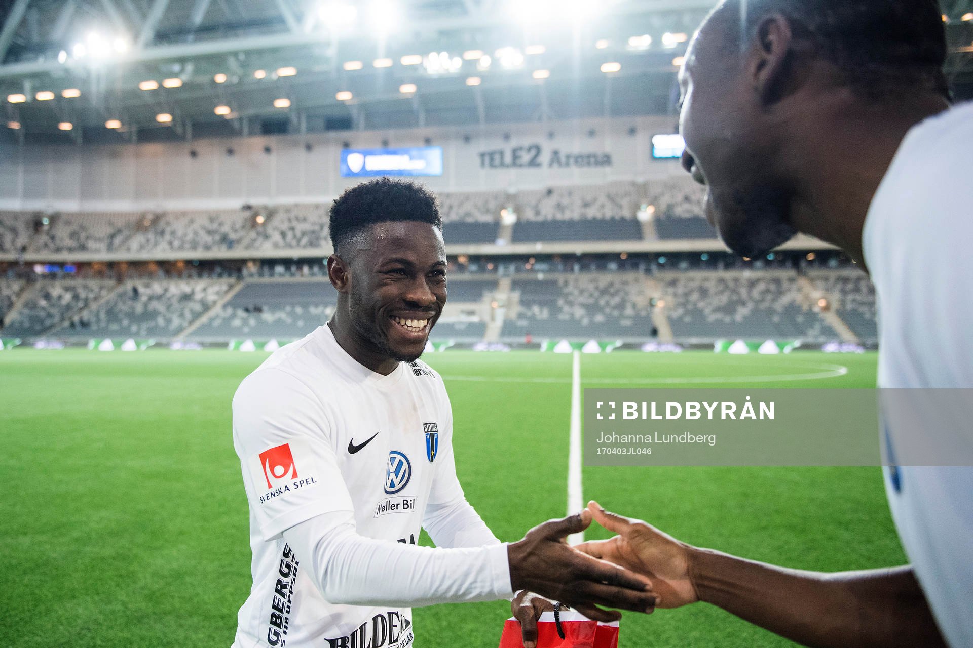 Sirius Kingsley Kofi Sarfo jublar med Moses Ogbu