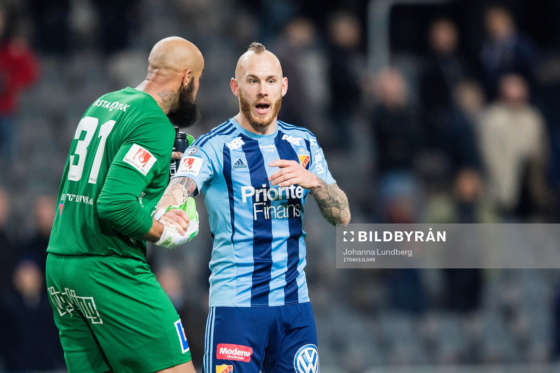 Djurgårdens Magnus Eriksson är framme och pratar med