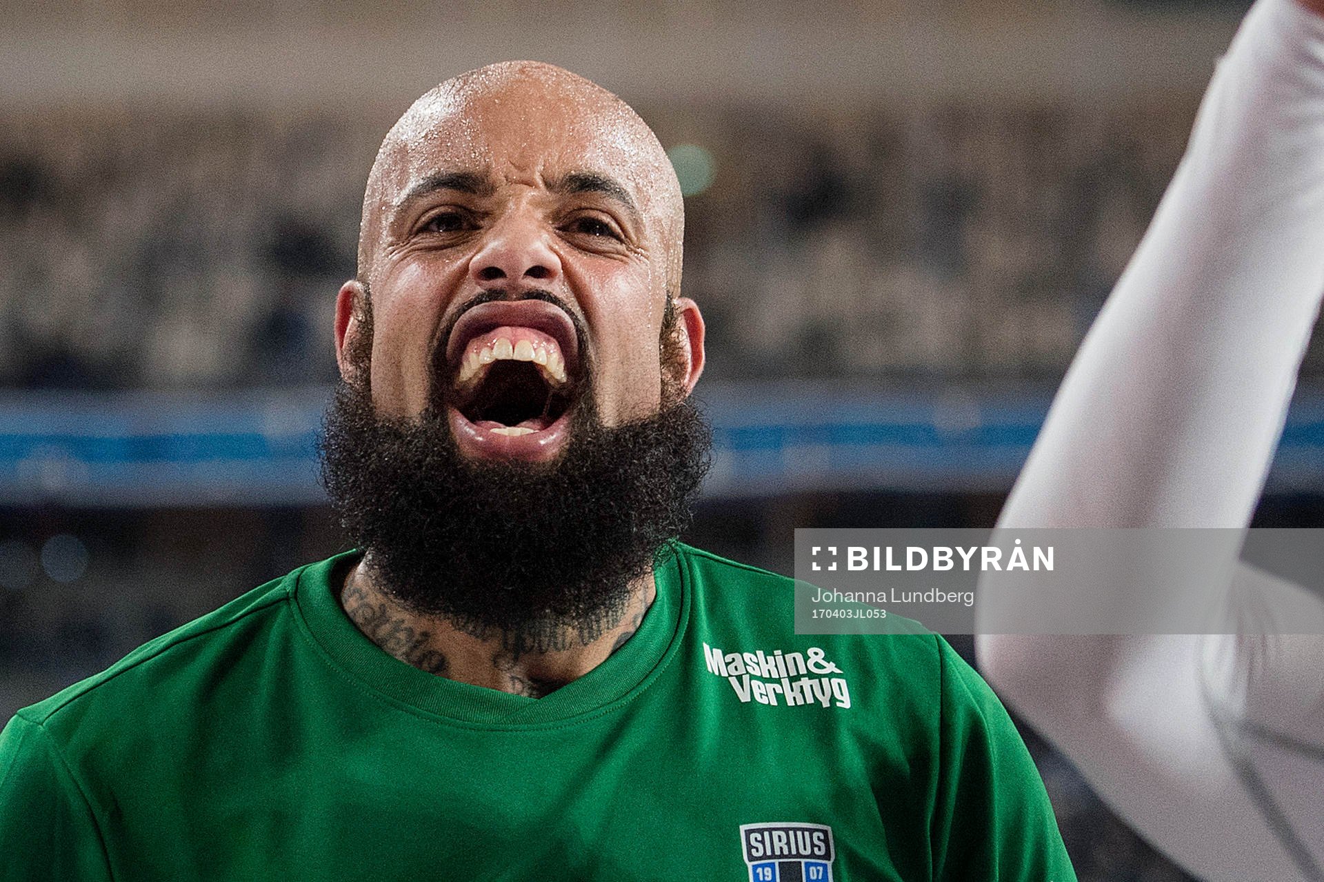 Sirius målvakt Joshua Wicks  jublar efter fotbollsmatchen i Allsvenskan mellan Djurgården och Sirius den 3 april 2017 i Stockholm.