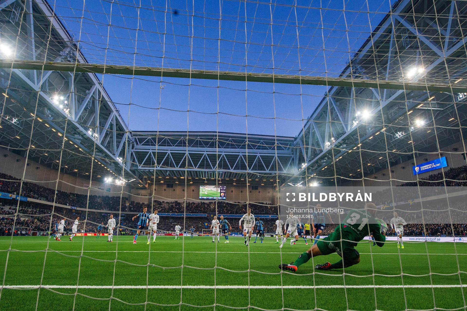 Sirius målvakt Joshua Wicks  med en räddning