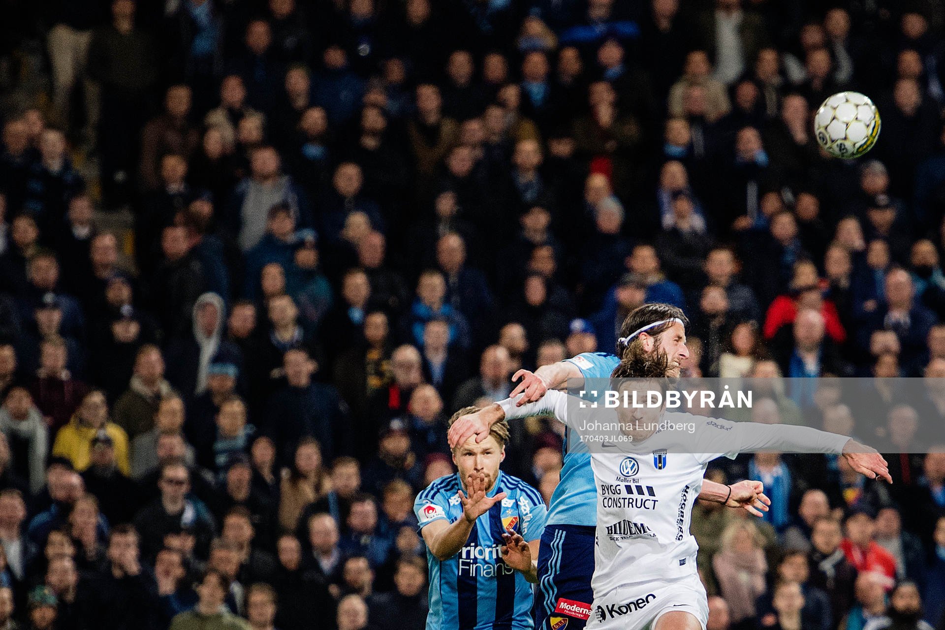 Djurgårdens Jonas Olsson i en duell med Sirius Jesper