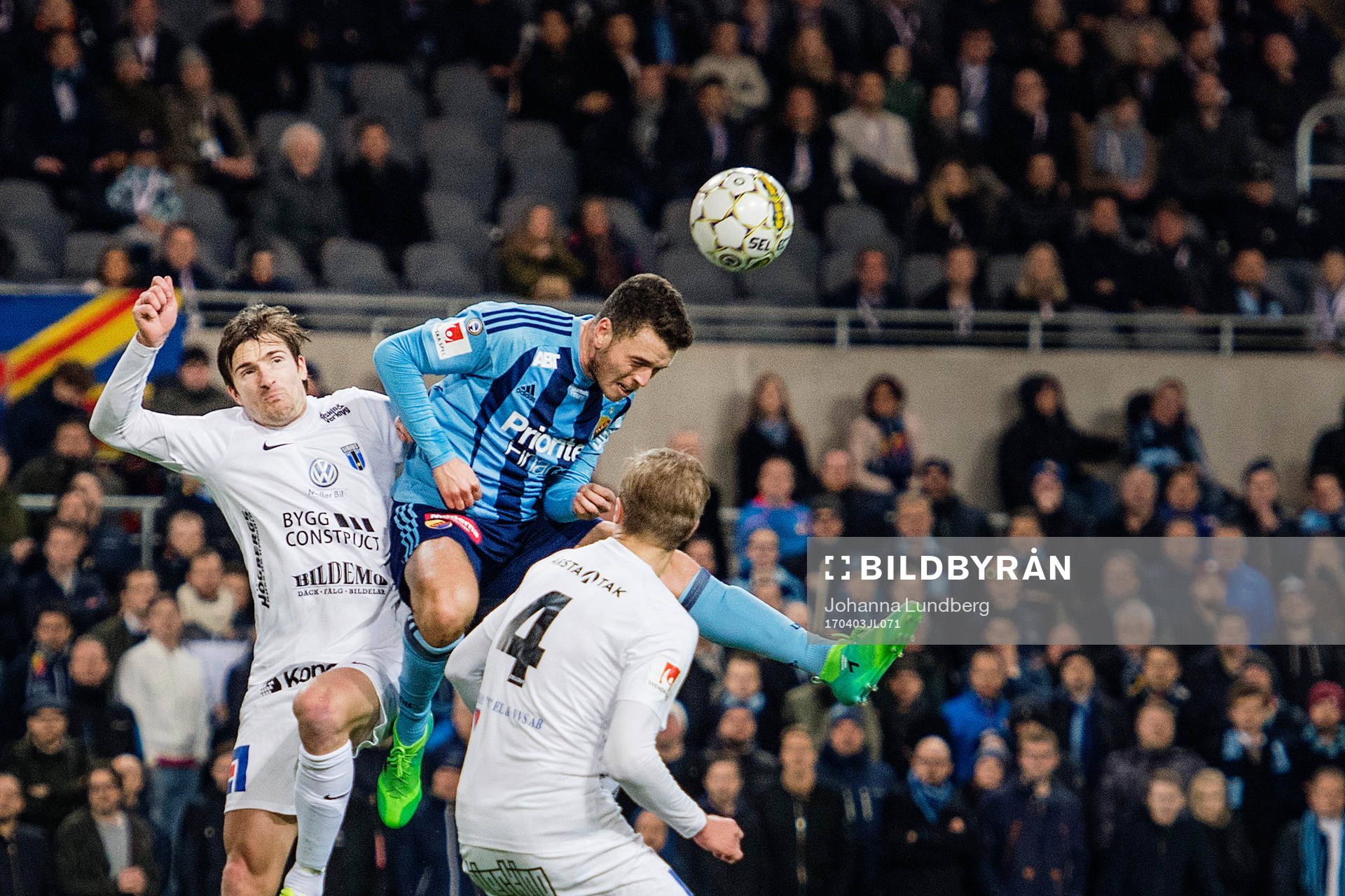 Sirius Jesper Arvidsson i en nickduell med Djurgårdens