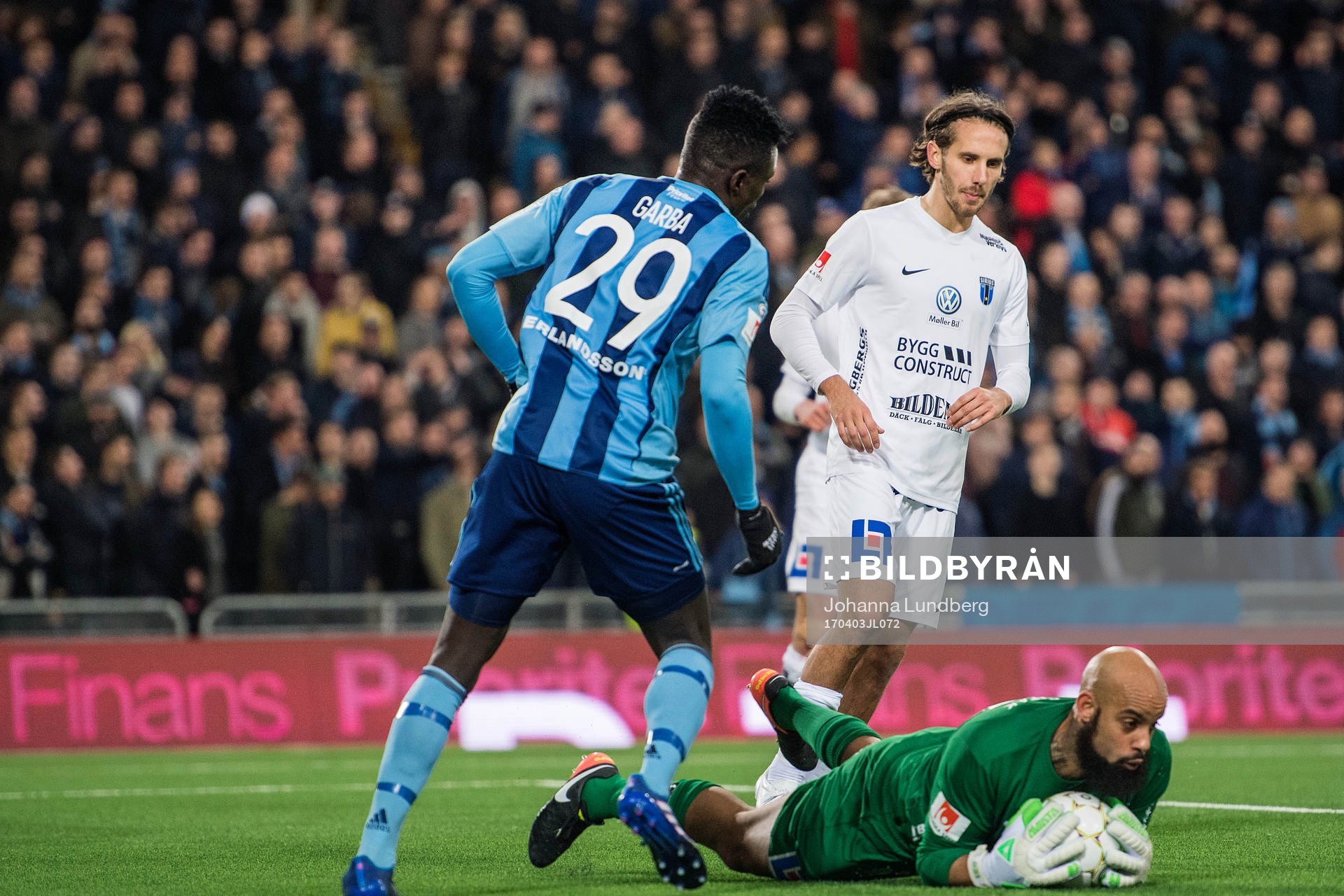Sirius målvakt Joshua Wicks  med en räddning