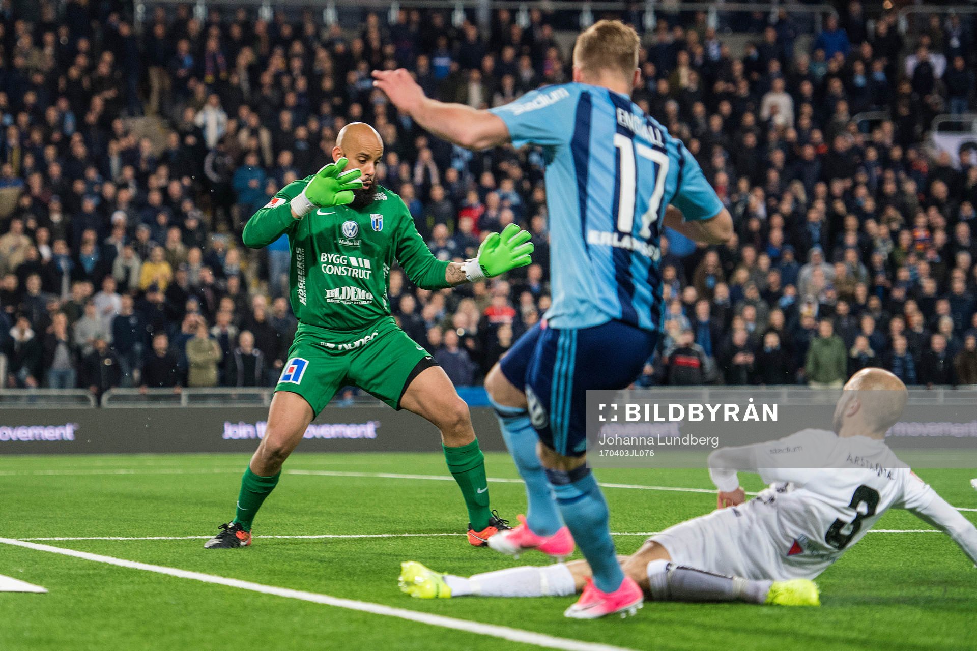Djurgårdens Gustav Engvall utmanar Sirius målvakt Joshua