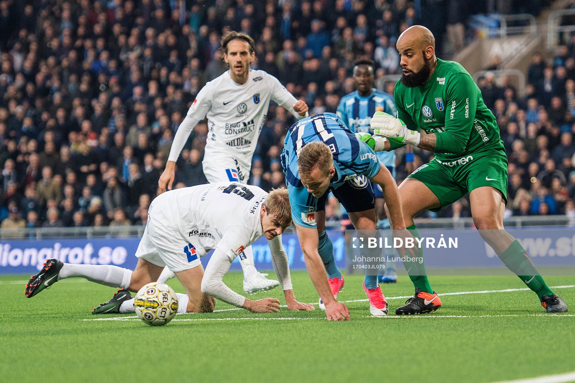 Djurgårdens Gustav Engvall i en duell med Sirius Oscar