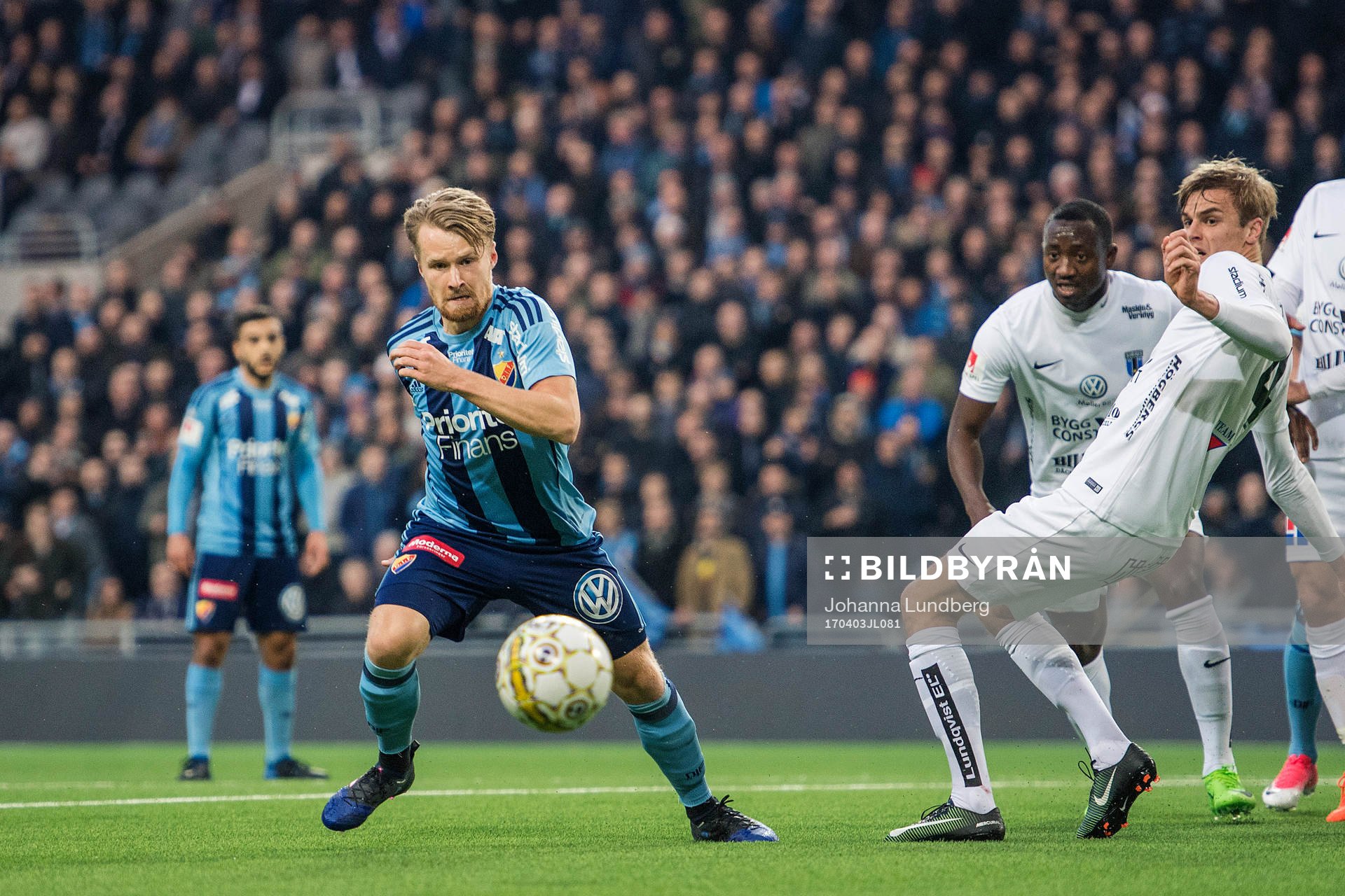 Djurgårdens Jacob Une Larsson tar sig förbi Sirius Oscar