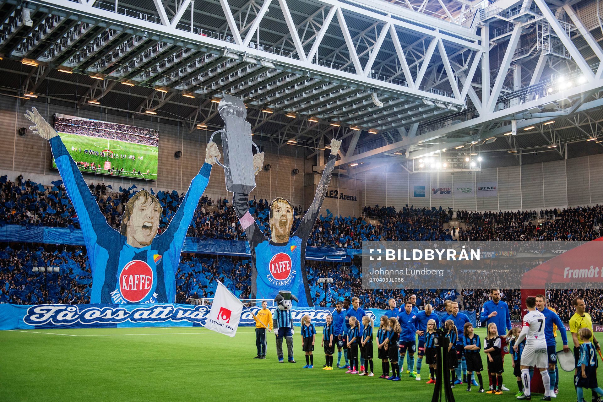 Djurgårdens spelare framför ett tifo föreställande Kim
