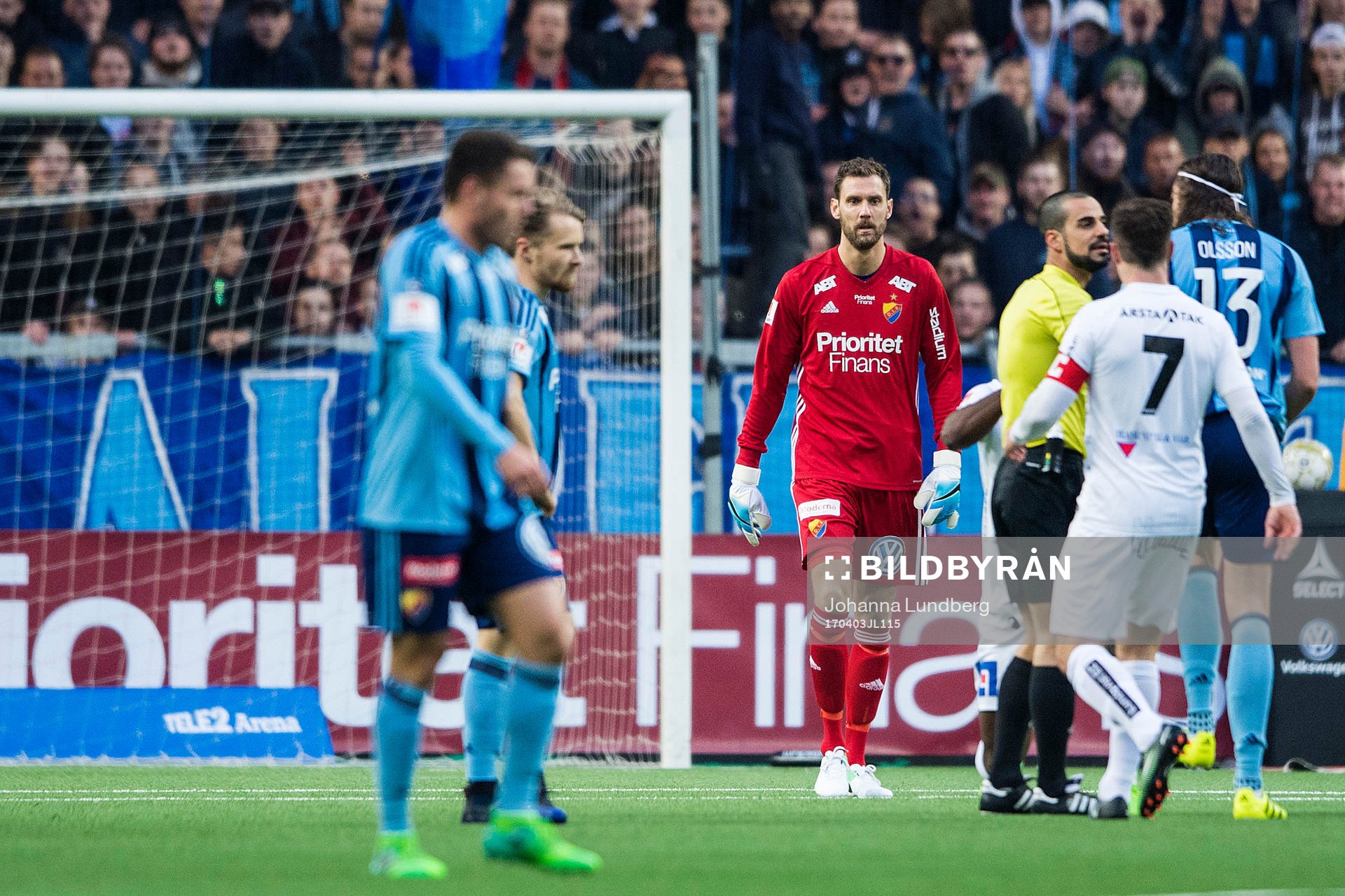 Djurgårdens målvakt Andreas Isaksson protesterar mot
