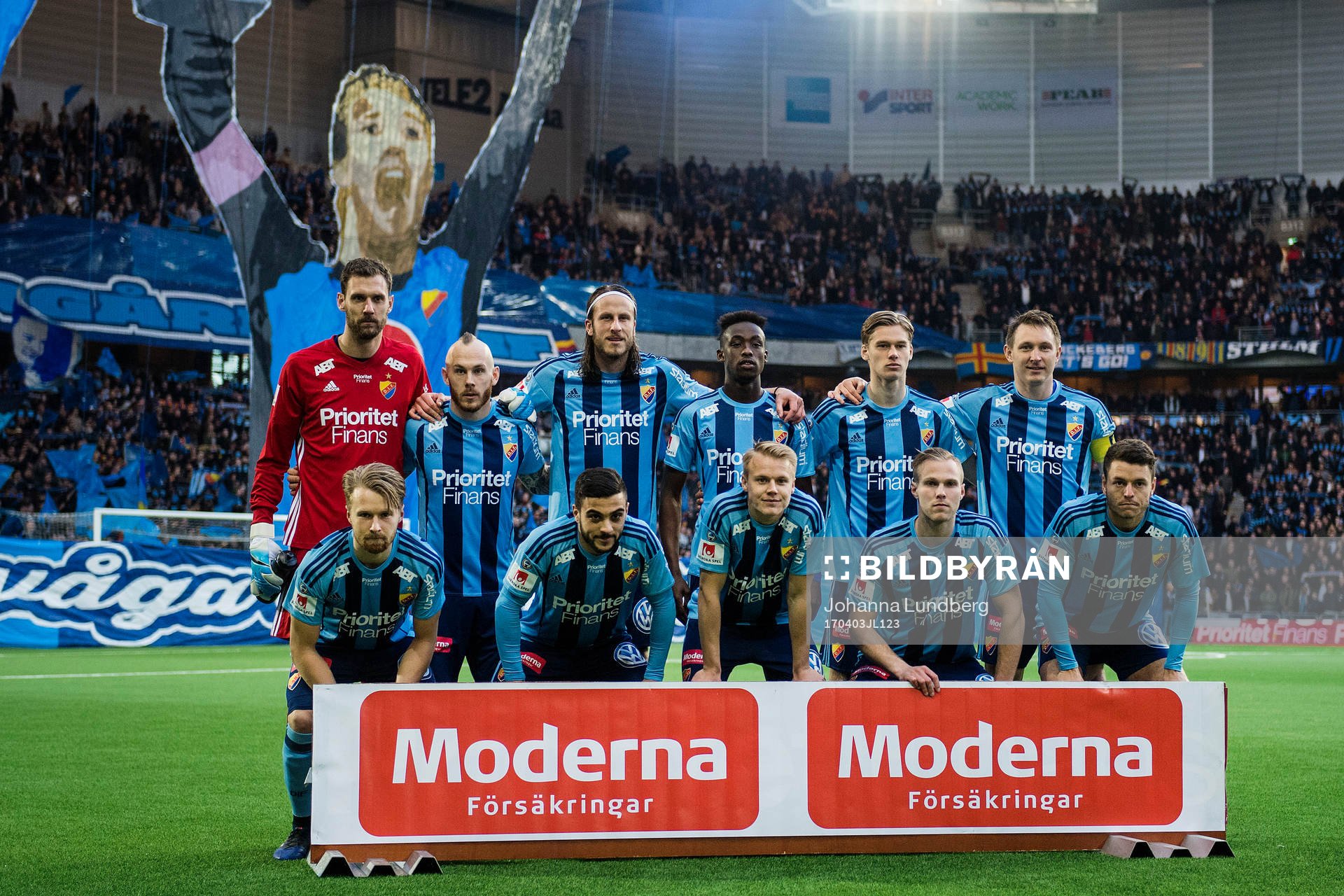 Djurgårdens spelare ställer upp för en lagbild