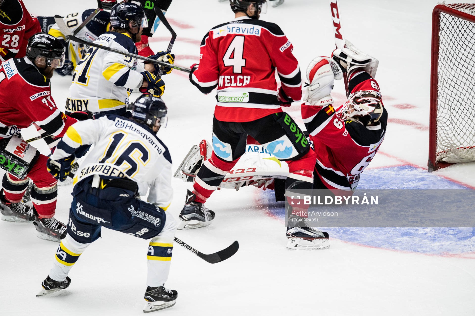 Malmö Redhawks målvakt Oscar Alsenfelt fälls i samband