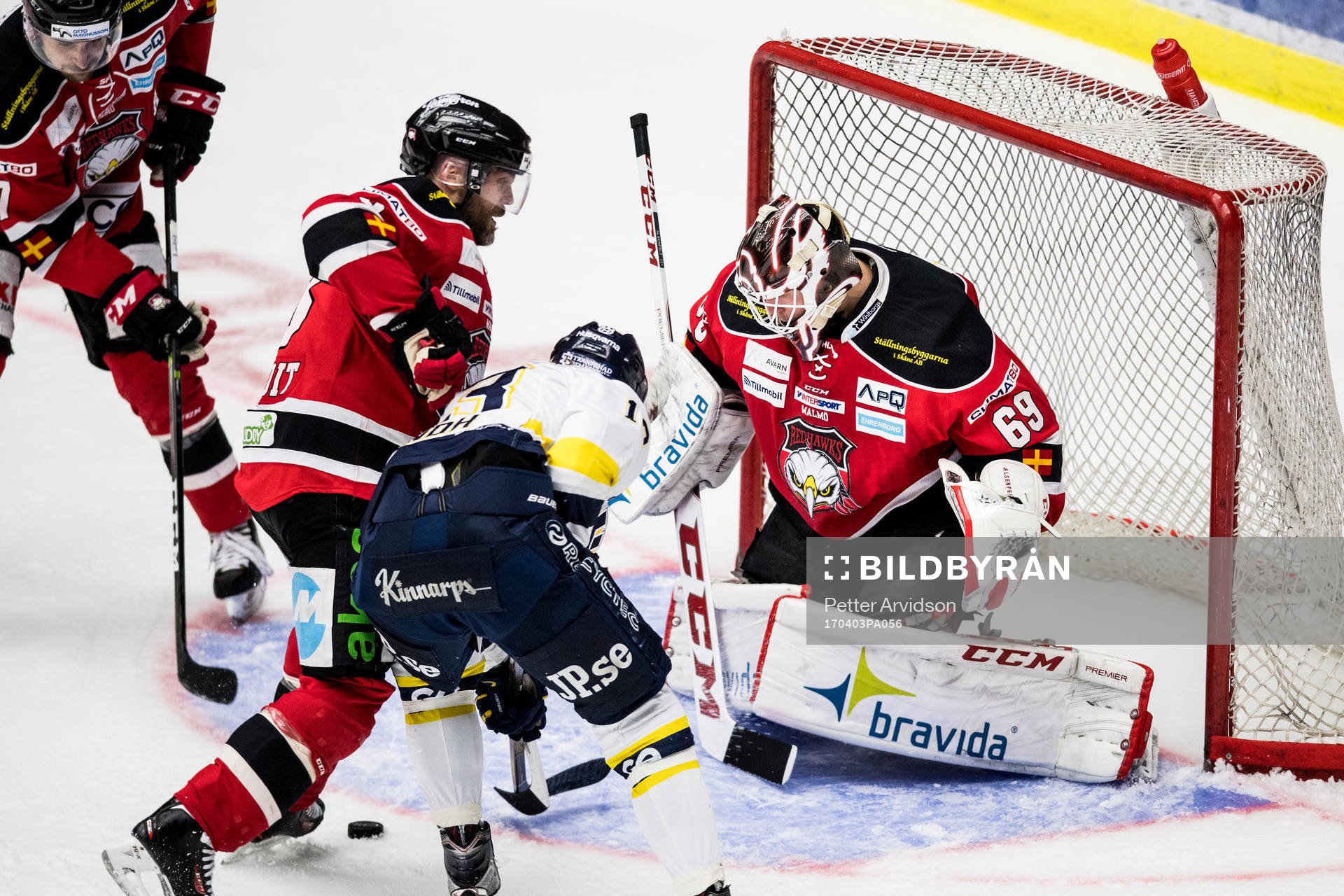 s Oscar Sundh oroar framför Malmö Redhawks målvakt Oscar