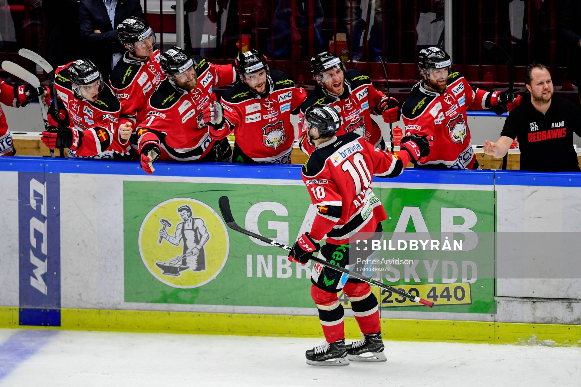 Malmö Redhawks Robin Alvarez jublar med båset