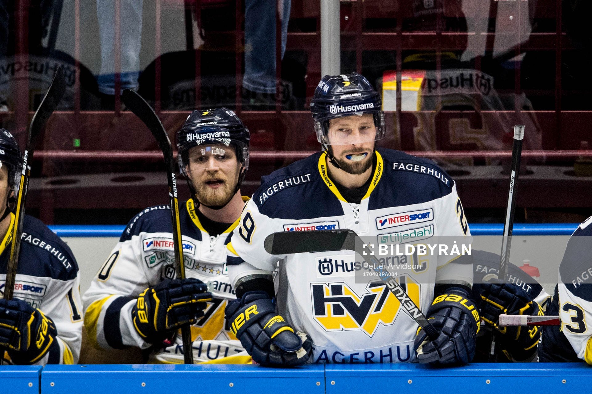 s Chris Abbott deppar i båset